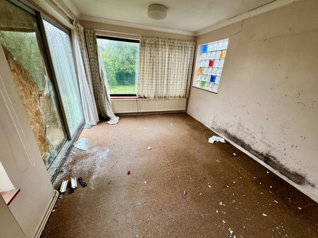 Lot: 164 - DETACHED BUNGALOW WITH GARAGE FOR TOTAL REFURBISHMENT - Sunroom